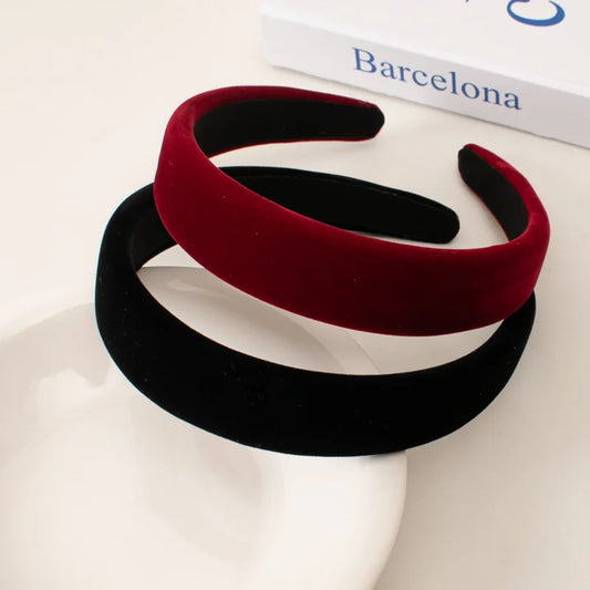 Tiara de veludo com aplicação delicada