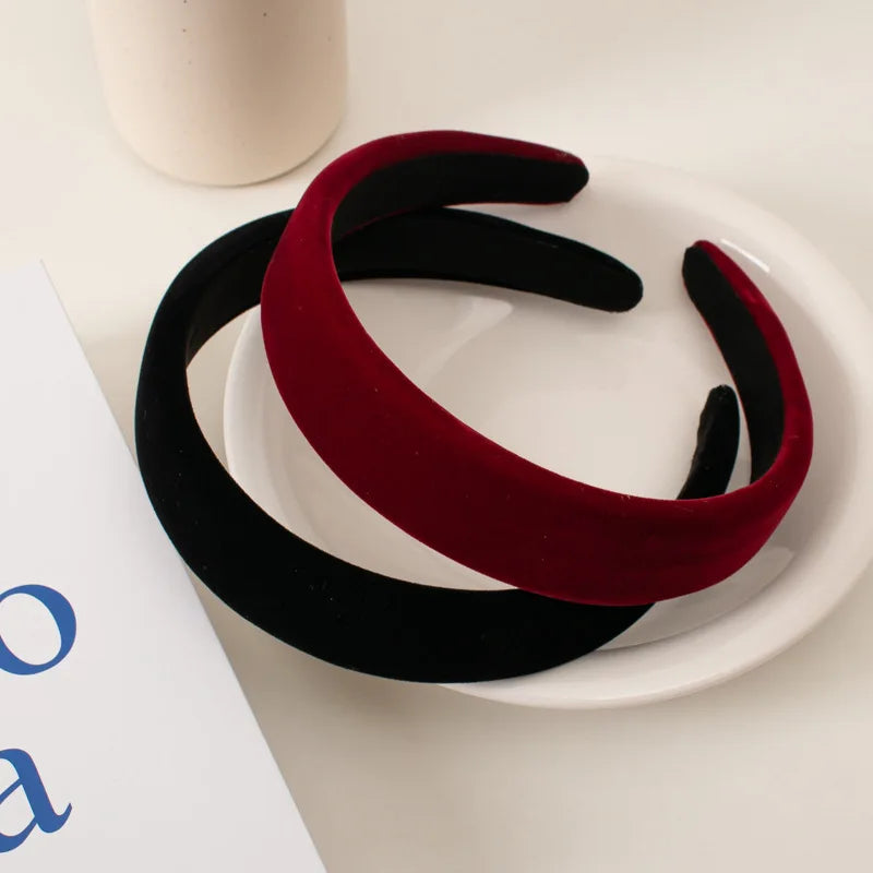 Tiara de veludo com aplicação delicada