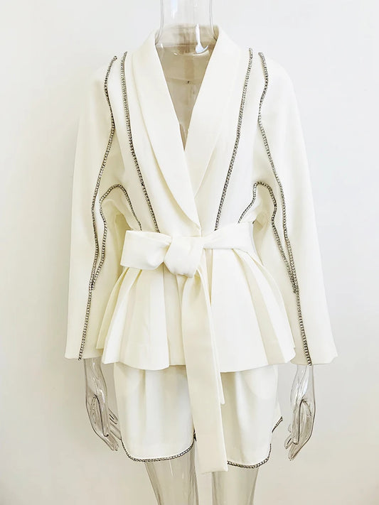 Conjunto de blazer e shorts com strass e cinto